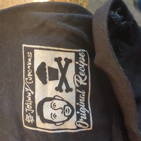 XL Johnny Cupcakes Tshirt - Picture 2 of 3